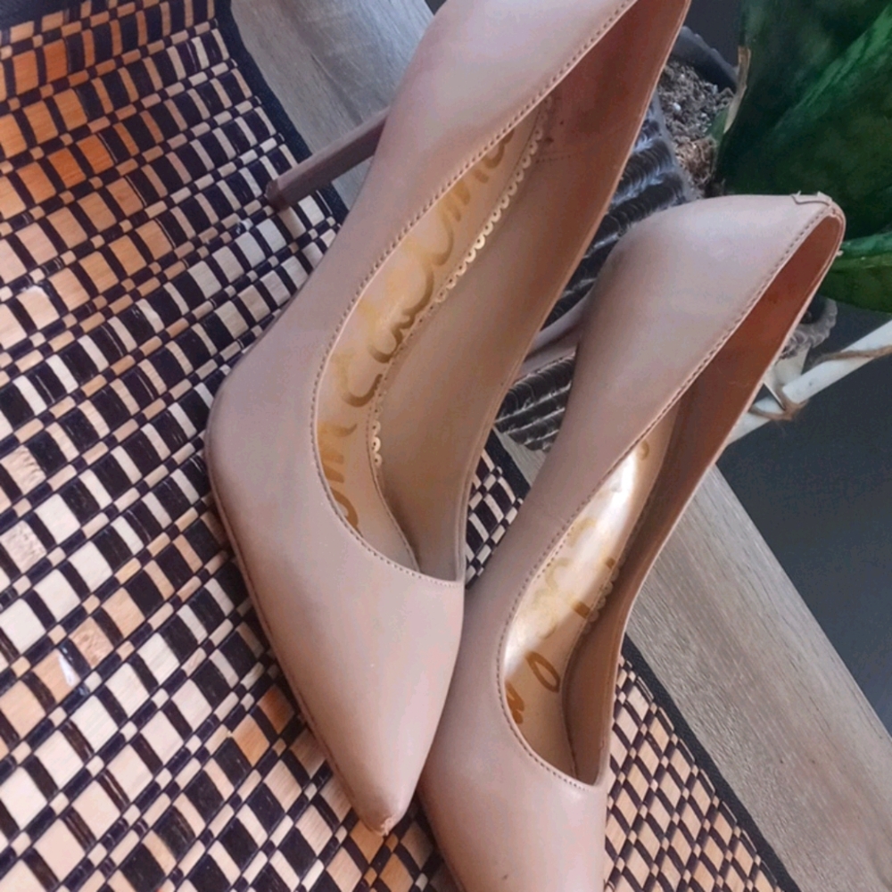 Size US7M EUR37 Nude pointed toe Heals SE